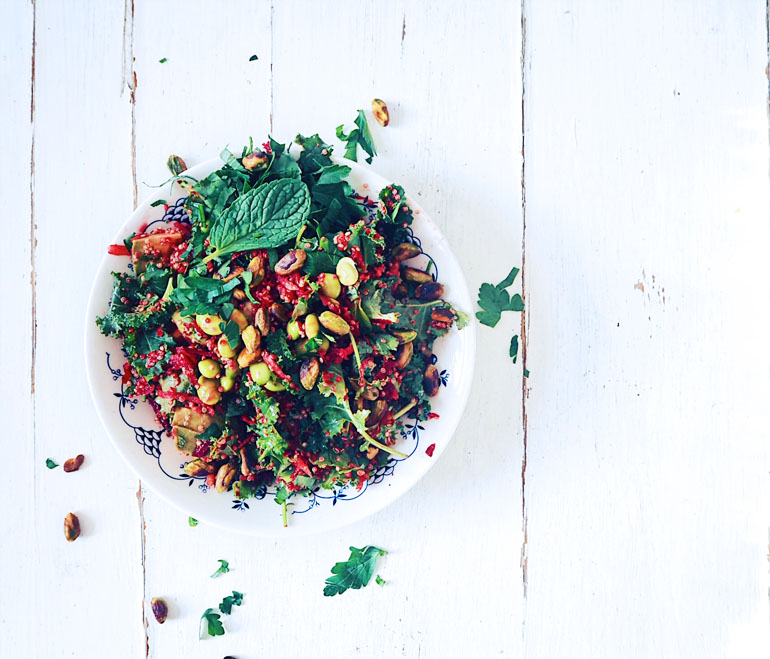 vegan quinoa salade met boerenkool en biet