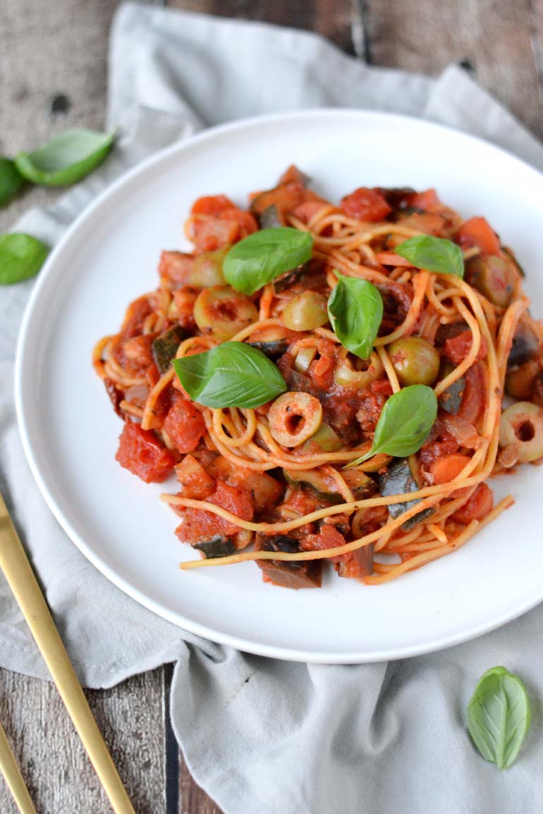 Glutenvrije pasta met vegan tomatensaus en olijven