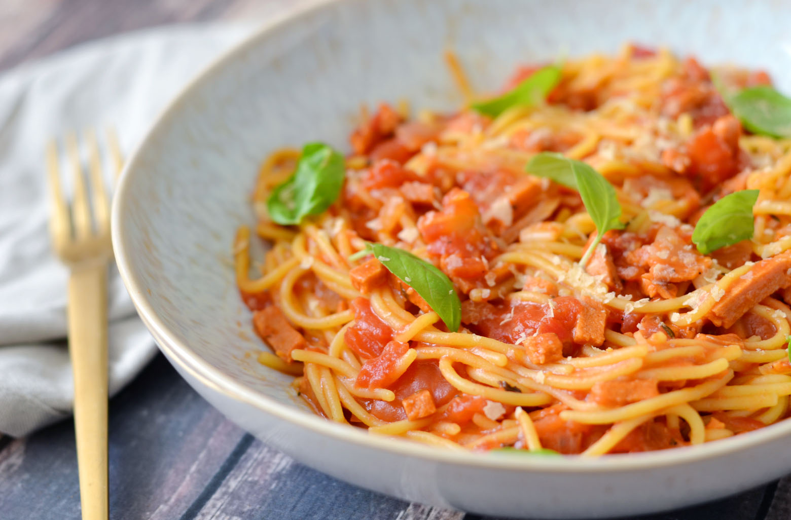Makkelijke vegan pasta met pittige saus en spekjes
