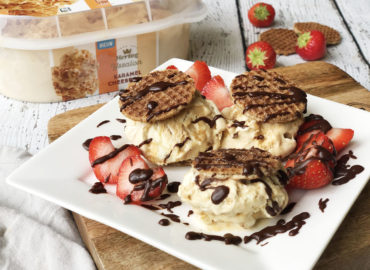 Mini ijswafels met karamel en aardbeien en chocolade