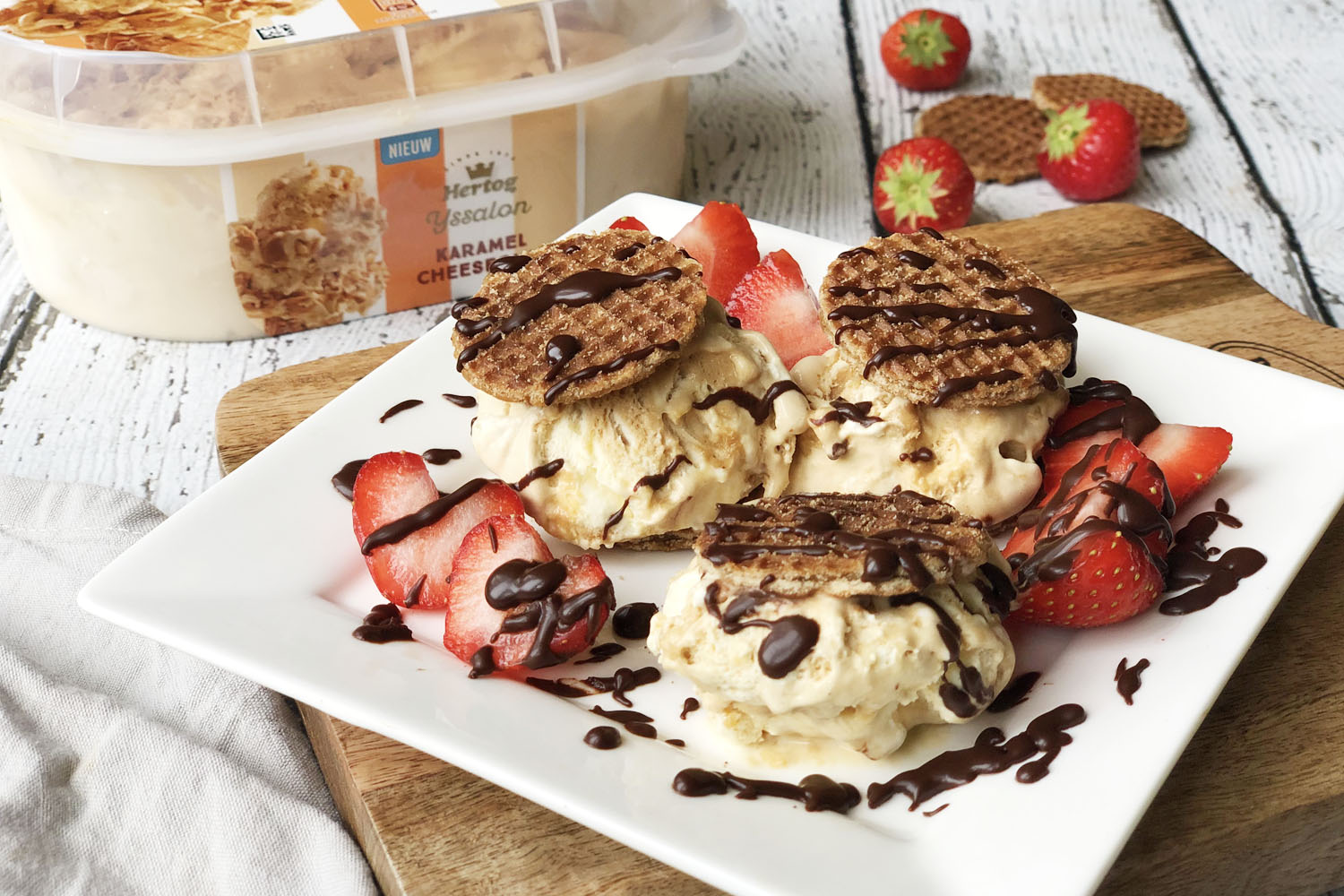 Mini ijswafels met karamel en aardbeien en chocolade