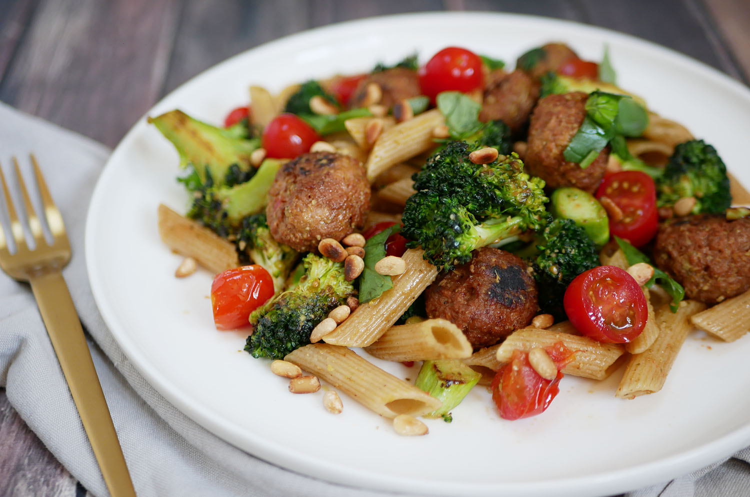 Pasta met vegetarische balletjes pesto en broccoli